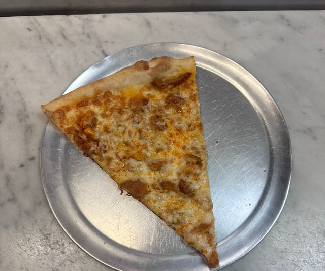 Buffalo Chicken Pizza (Slice).